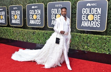 Plumas y un gran  moño en la primera alfombra roja de 2020