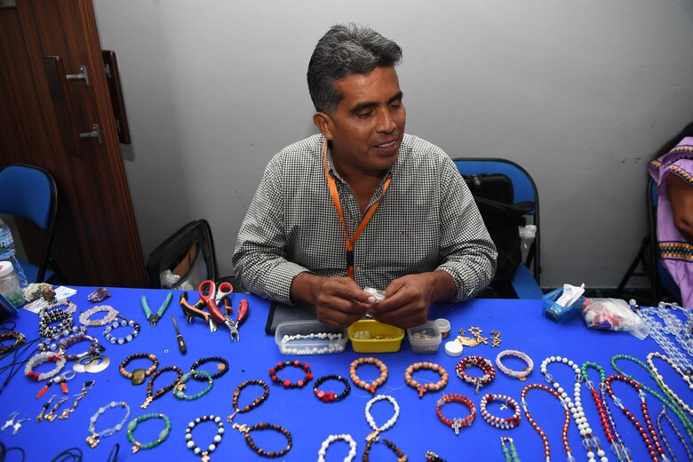 Tres artesanos panameños que transforman la discapacidad en arte y resiliencia