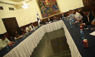 Varela se reúne con dirigentes de 17 gremios de educadores