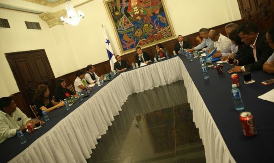 Varela se reúne con dirigentes de 17 gremios de educadores