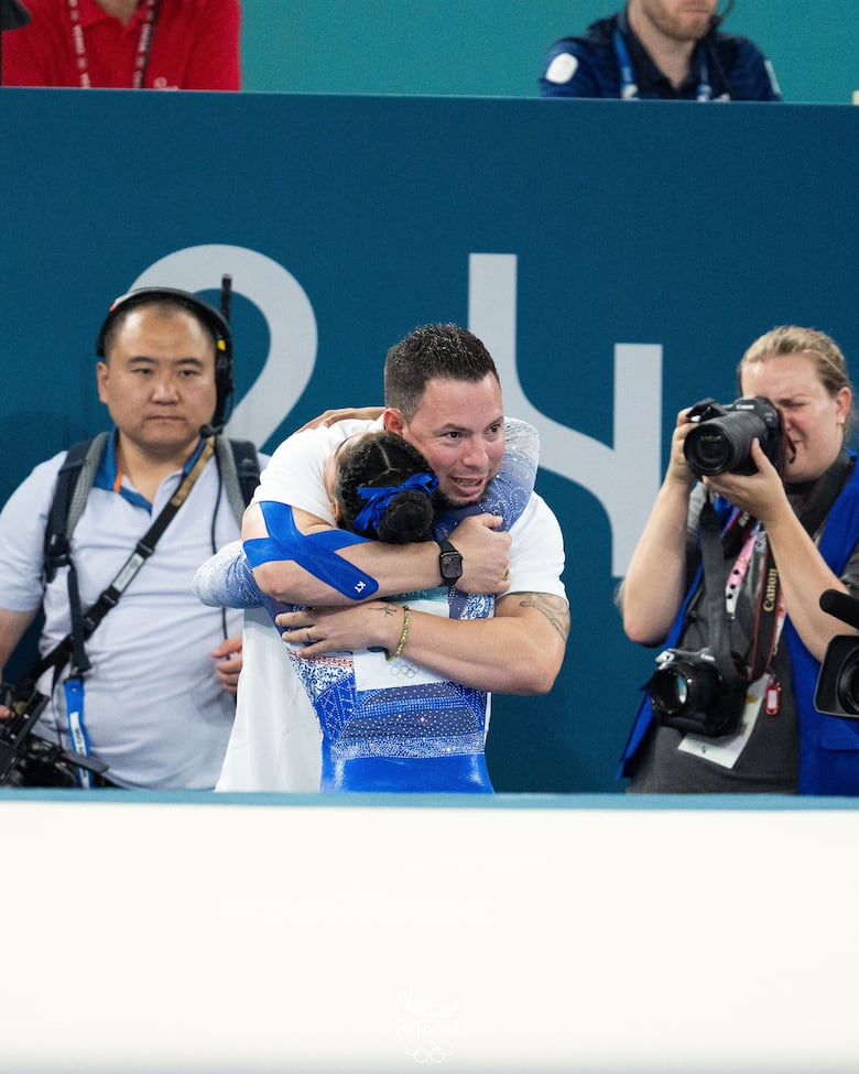 Carlos Gil Hernández: El entrenador detrás del éxito olímpico de Hillary Heron