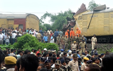 Choque de trenes en India causa 15 muertos y decenas de heridos