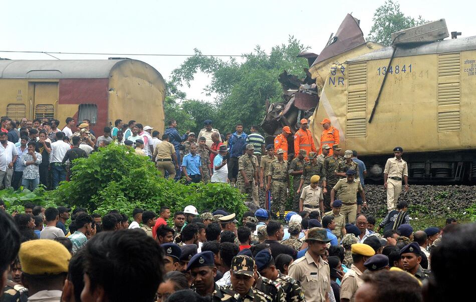 Choque de trenes en India causa 15 muertos y decenas de heridos