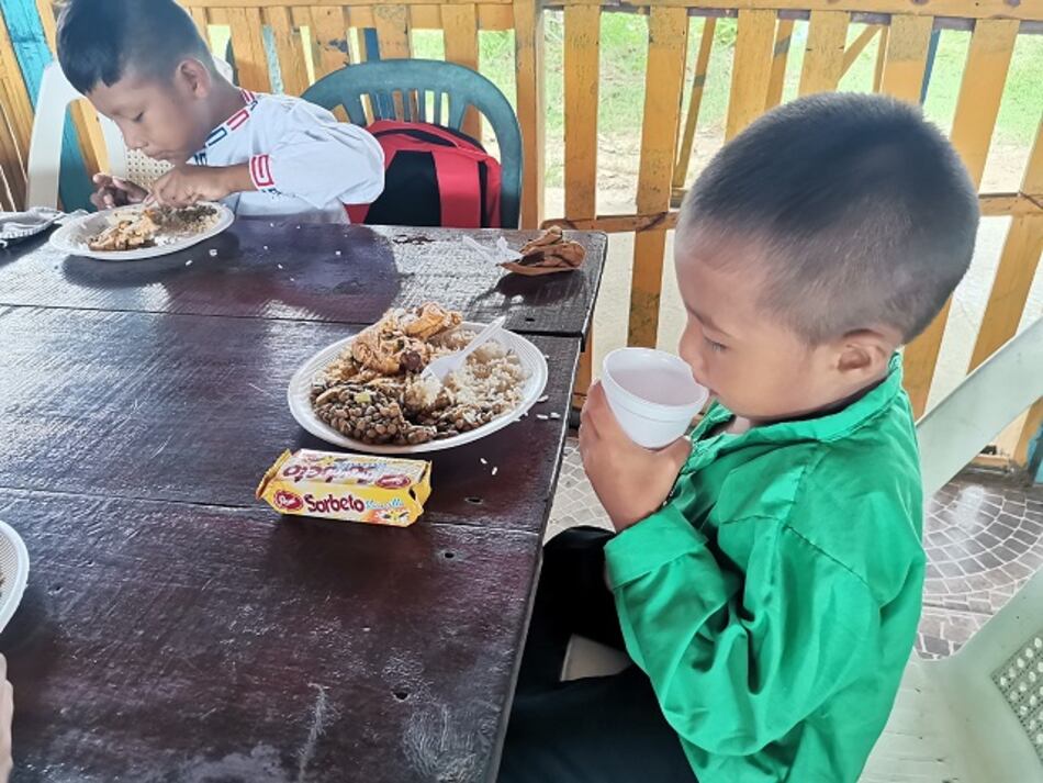 Seis meses después del inicio de clases, entregan galleta y leche nutricional