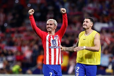 El Atlético frena en seco al Real Madrid y hace líder al Barcelona