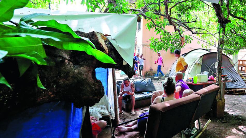 Cubanos abandonan las instalaciones de Cáritas