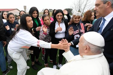 El papa Francisco, en silla de ruedas, lava los pies a 12 reclusas
