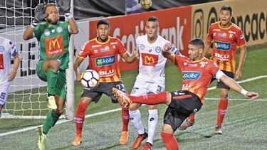 Universitario sueña con una remontada