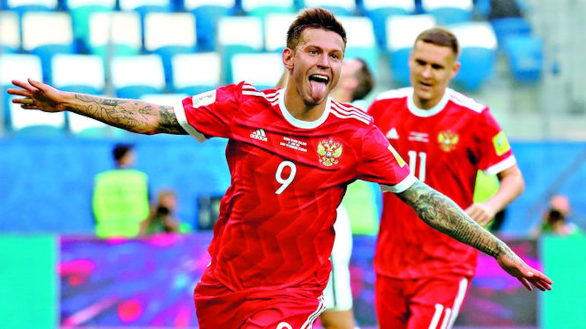 El atacante Fedor Smolov (9) celebra tras anotar el segundo tanto para Rusia en la victoria por 2 a 0 sobre Nueva Zelanda.