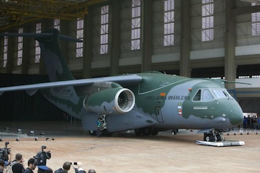 Embraer presenta nuevo avión militar de transporte, el KC-390