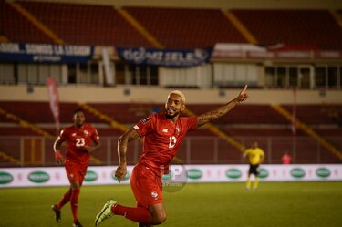 Panamá se repone otra vez de una desventaja y vence a Jamaica 3-2
