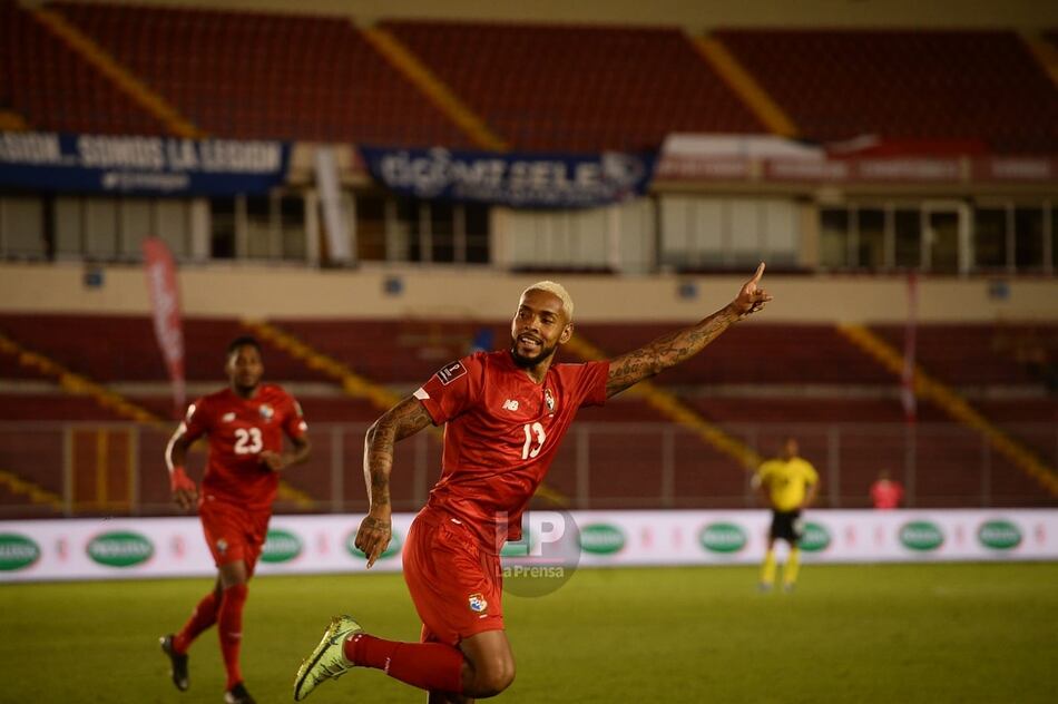 Panamá se repone otra vez de una desventaja y vence a Jamaica 3-2