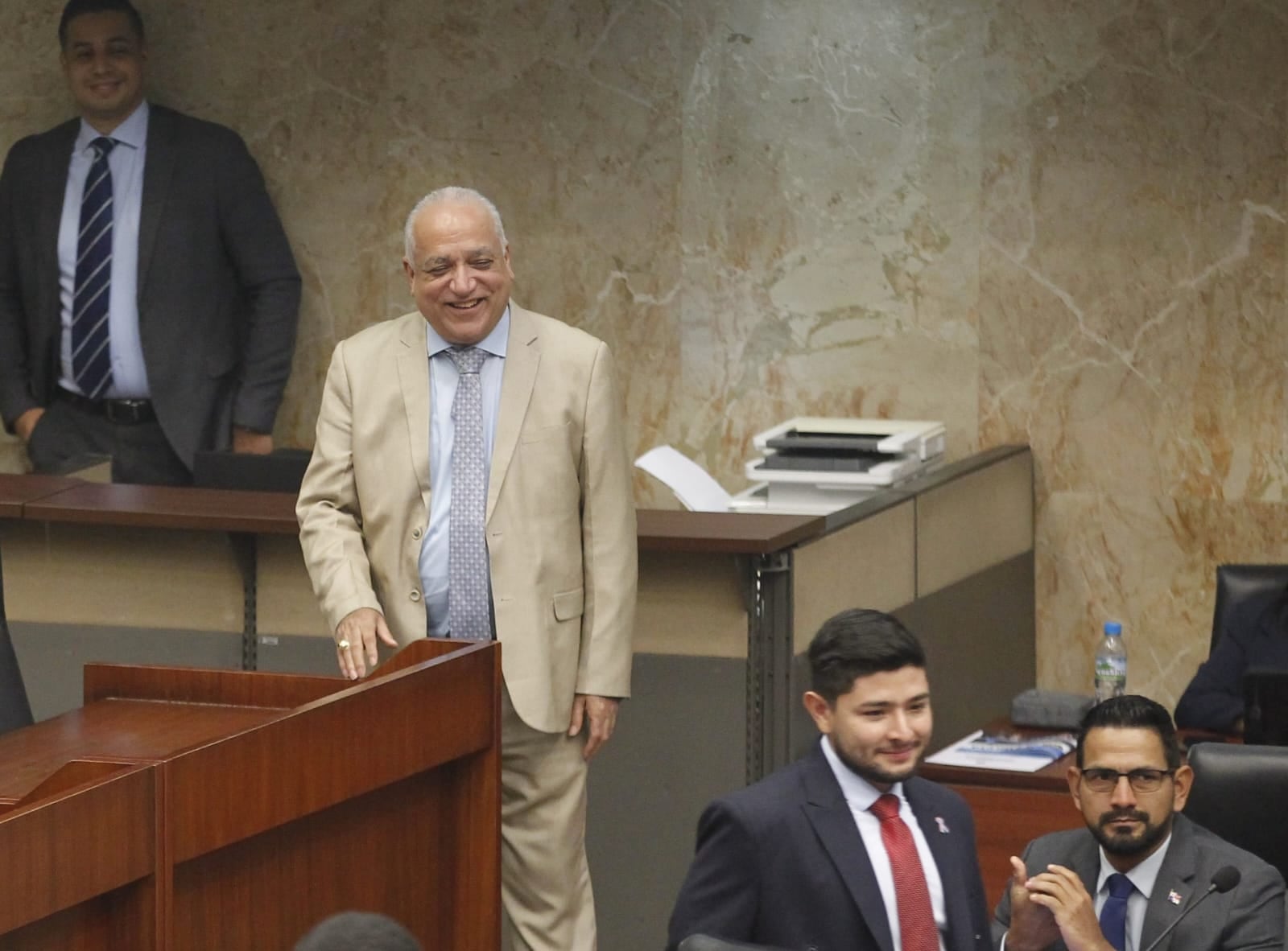 Diputado propone eliminar prohibición de contratar familiares en la Asamblea Nacional