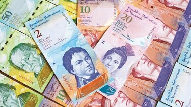 Alcalde emite billetes para paliar falta de bolívares