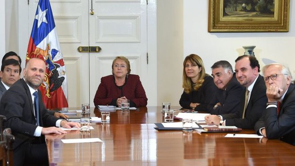 Bachelet pide renuncia a sus ministros y anuncia cambios en el gabinete