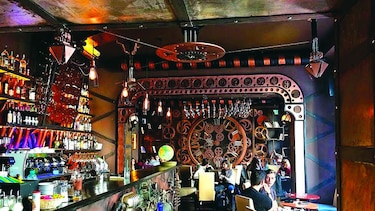 Bar con aire futurista
