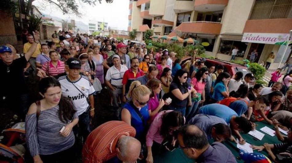 Oposición venezolana entregó al menos 2 millones de firmas al CNE