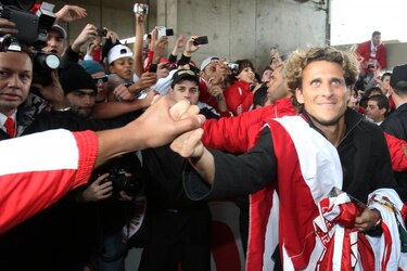 Emotivo recibimiento a Forlán en Porto Alegre