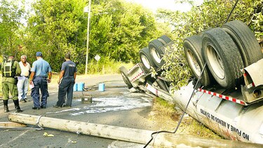 Articulado sin control choca y cae bajo puente en El Estero