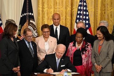 Biden firma una orden para reformar las prácticas policiales en el segundo aniversario de la muerte de Floyd