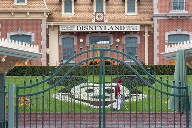 California relaja medidas contra la Covid-19 para reabrir Disneyland y estadios en abril
