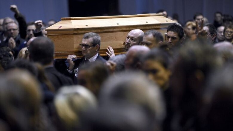 Con lágrimas, bromas y música despiden a Charb en París