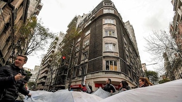 Expresidenta argentina denuncia intoxicación de personal doméstico tras allanamiento