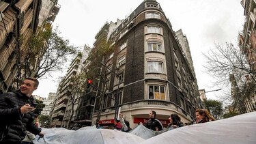 Expresidenta argentina denuncia intoxicación de personal doméstico tras allanamiento