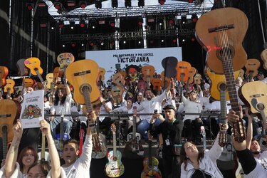 Unas 20,000 personas rinden sentido homenaje a Víctor Jara tras 50 años de su asesinato