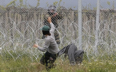 Migrantes y policía macedonia chocan en frontera con Grecia
