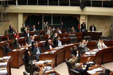 Aprueban en segundo debate ley que aumenta el límite de déficit fiscal