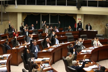 Aprueban en segundo debate ley que aumenta el límite de déficit fiscal