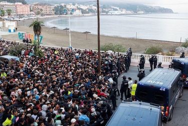 Las imágenes de la tensión durante el intento de desalojo de miles de migrantes de las playas de Ceuta