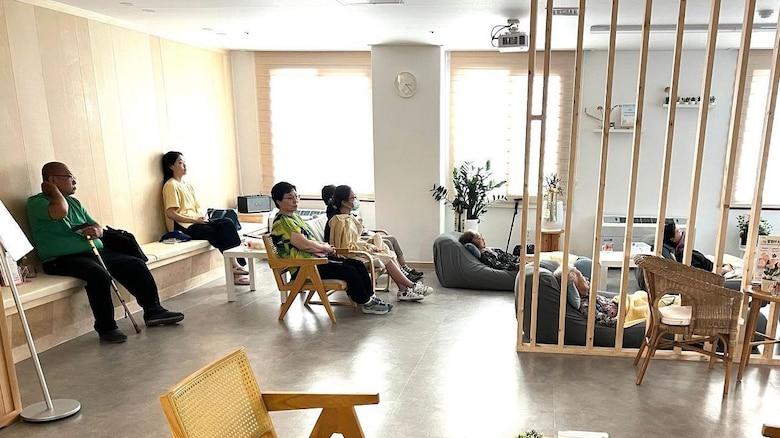 Las tiendas de Seúl que luchan contra el aislamiento: ‘un escape de la soledad’