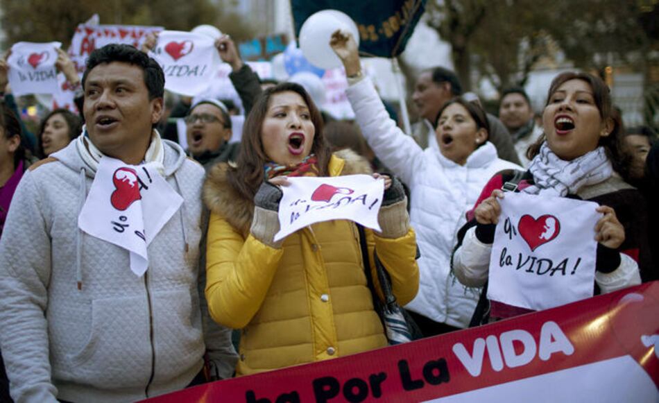 Polémica ley de aborto activa marchas católicas en Bolivia