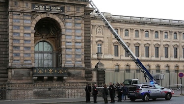 Atraco en el museo del Louvre: ladrones en moto irrumpen al amanecer y huyen con joyas