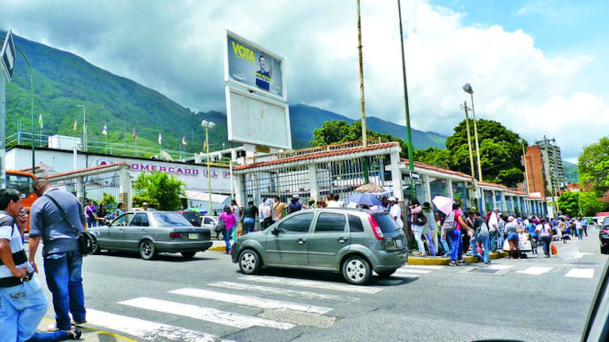 Durante nuestro recorrido por Caracas, la gente expresaba que estaba viviendo una escasez extrema, sin alimentos y sin productos de higiene personal como champú, jabón, pañales, deso