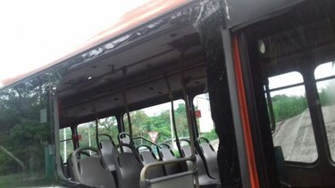 Acto vandálico a unidad de Metro Bus deja dos lesionados