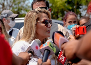 Presidenta interina de Bolivia pide ‘paciencia’ por lentitud del escrutinio electoral