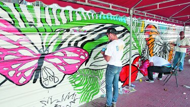 Jóvenes plasman su talento artístico