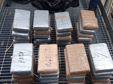 Decomisan al menos 70 paquetes con droga en un puerto panameño