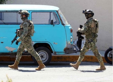Detienen a 30 militares acusados de desaparición forzada en México