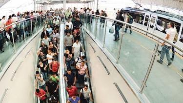 Masiva afluencia de personas en el primer día de operaciones de la línea 2 del Metro