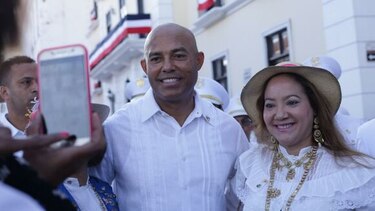 Mariano Rivera recibe el pabellón nacional y llama a disfrutar de las efemérides patrias