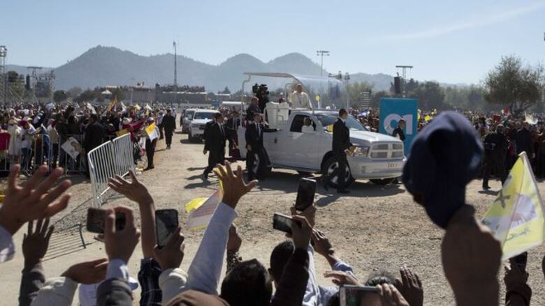 Papa Francisco llega a Chiapas, critica exclusión social de indígenas