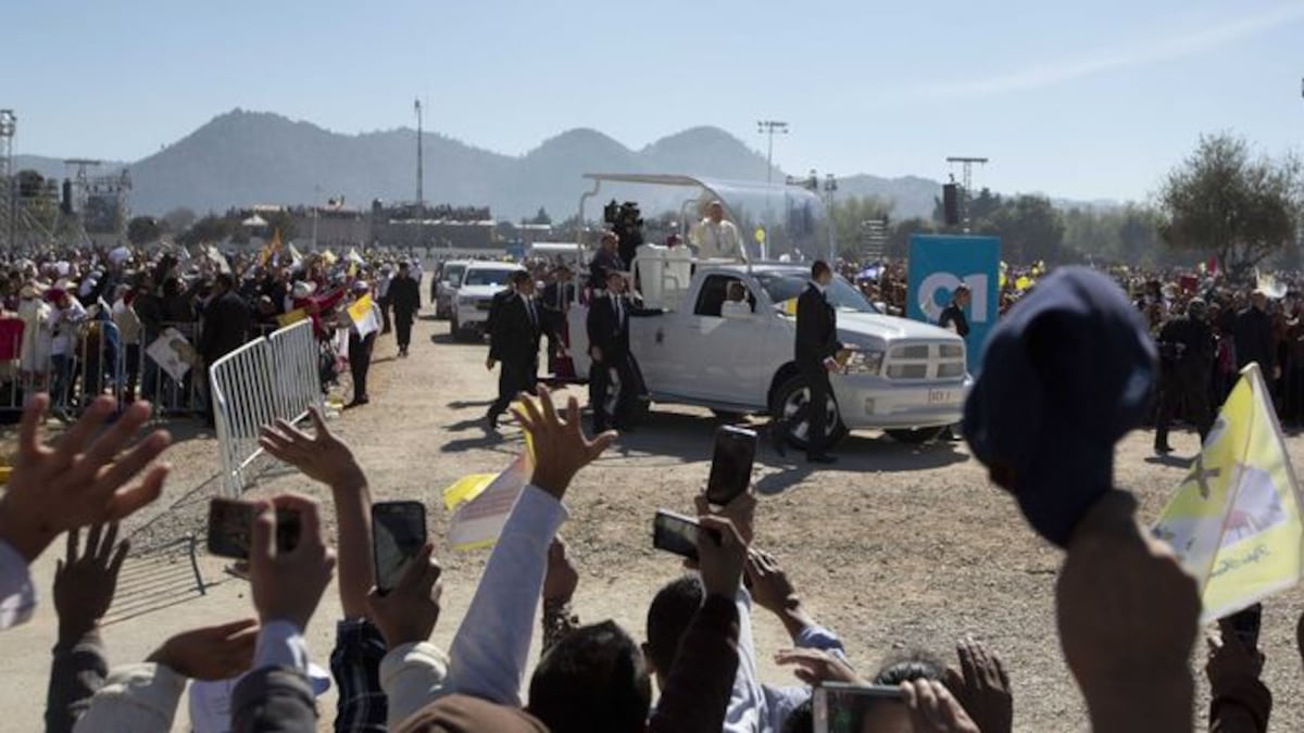 Papa Francisco llega a Chiapas, critica exclusión social de indígenas