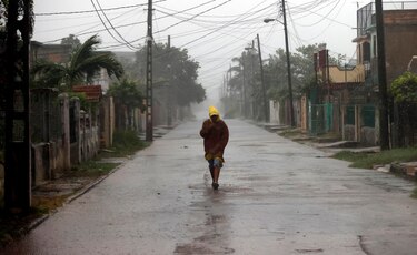 El huracán Rafael, debilitado a categoría 2, deambula por el Golfo de México