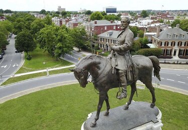 Trump atiza polémica en Estados Unidos al deplorar retiro de estatuas de confederados