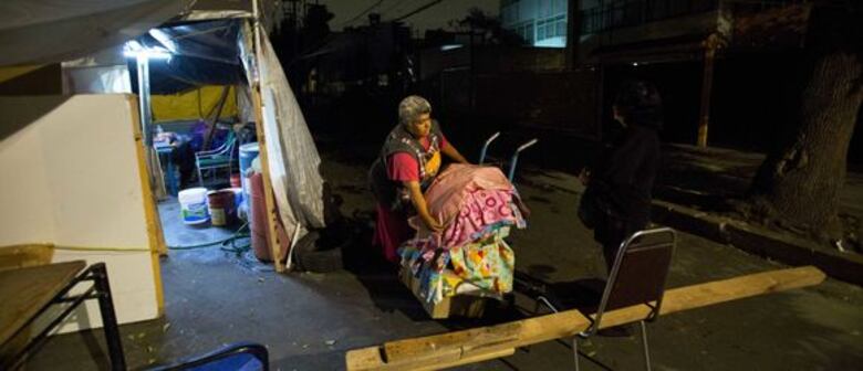 Muchas personas siguen en la calle tras el sismo de México