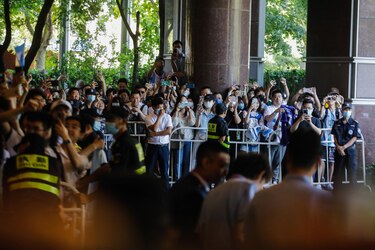 Cientos de seguidores chinos salen a recibir a Messi en Pekín